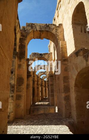 Les arches à l'intérieur du mur extérieur de l'amphithéâtre El Jem, Tunisie Banque D'Images