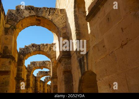 Les arches à l'intérieur du mur extérieur de l'amphithéâtre El Jem, Tunisie Banque D'Images