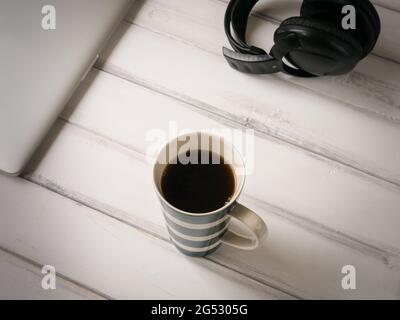 Grande tasse de café sur le bureau Banque D'Images