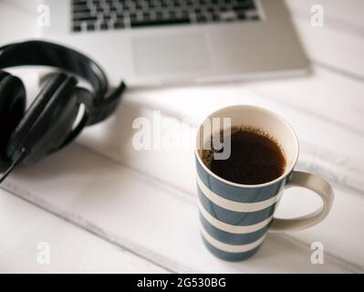 Bureau en bois blanc avec carnet et grande tasse de café Banque D'Images