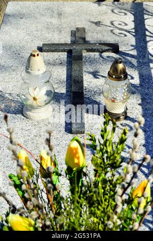 Une croix sur une tombe dans un cimetière catholique par jour. Été. Banque D'Images