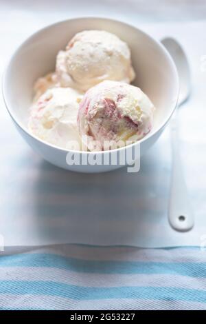 Glaces blanches à la pêche et à la framboise Banque D'Images