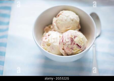 Glaces blanches à la pêche et à la framboise Banque D'Images