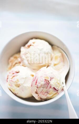 Glaces blanches à la pêche et à la framboise Banque D'Images