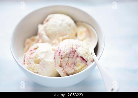 Glaces blanches à la pêche et à la framboise Banque D'Images