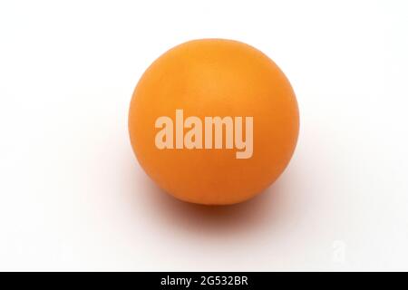 Gros plan d'une seule bille industrielle en céramique orange isolée sur fond blanc. Banque D'Images