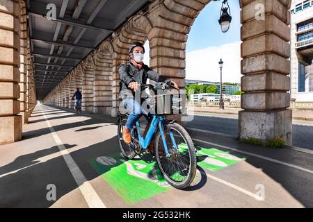 FRANCE. PARIS (75) LE 6 MAI 2020, UN HOMME AVEC UN MASQUE SUR UNE LOCATION ÉLECTRIQUE VELIGO PENDANT LE CONFINEMENT DU CORONAVIRUS COVID-19 Banque D'Images