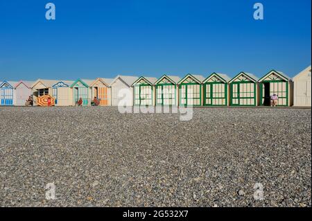 FRANCE, SOMME (80) CÔTE D'OPALE ET BAIE DE SOMME, CAYEUX-SUR-MER, CABINES DE PLAGE SUR LA PLAGE DES GALETS Banque D'Images