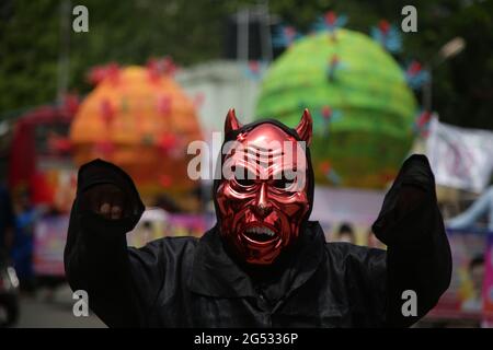 Chennai, Inde. 25 juin 2021. Un garçon habillé comme diable, crée la conscience contre le coronavirus Covid-19 aux gens dans les rues de Chennai. (Photo de Babu/Pacific Press) crédit: Pacific Press Media production Corp./Alay Live News Banque D'Images