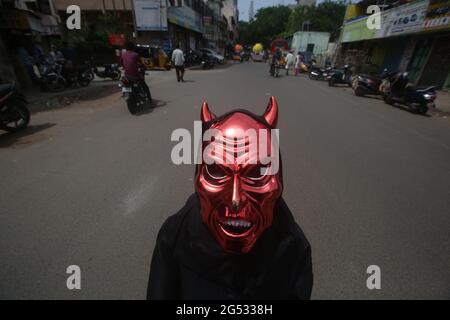 Chennai, Inde. 25 juin 2021. Un garçon habillé comme diable, crée la conscience contre le coronavirus Covid-19 aux gens dans les rues de Chennai. (Photo de Babu/Pacific Press) crédit: Pacific Press Media production Corp./Alay Live News Banque D'Images