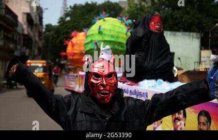 Chennai, Inde. 25 juin 2021. Un garçon habillé comme diable, crée la conscience contre le coronavirus Covid-19 aux gens dans les rues de Chennai. (Photo de Babu/Pacific Press) crédit: Pacific Press Media production Corp./Alay Live News Banque D'Images