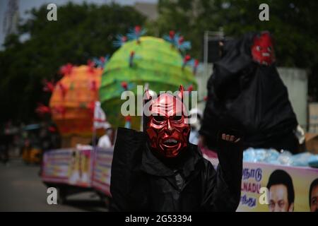 Chennai, Inde. 25 juin 2021. Un garçon habillé comme diable, crée la conscience contre le coronavirus Covid-19 aux gens dans les rues de Chennai. (Photo de Babu/Pacific Press) crédit: Pacific Press Media production Corp./Alay Live News Banque D'Images