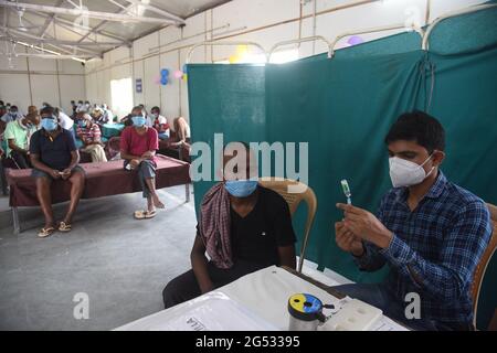 New Delhi, Inde. 25 juin 2021. Un agent de santé du gouvernement de Delhi prépare un jab de Covaxin lors d'une campagne de vaccination gratuite pour les sans-abri dans un camp de la zone de remblai de la rivière Yamuna à New Delhi, en Inde, le vendredi 24 juin 2021. Photo de Sondeep Shankar/ Pacific Press (photo de Sondeep Shankar/Pacific Press) Credit: Pacific Press Media production Corp./Alay Live News Banque D'Images
