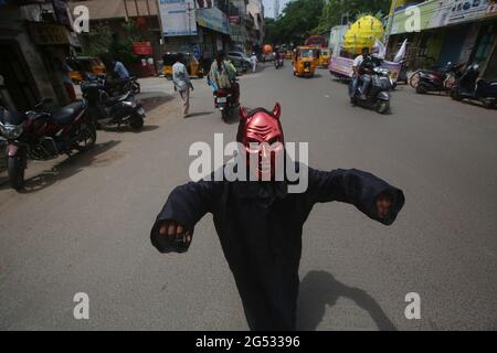 Chennai, Inde. 25 juin 2021. Un garçon habillé comme diable, crée la conscience contre le coronavirus Covid-19 aux gens dans les rues de Chennai. (Photo de Babu/Pacific Press) crédit: Pacific Press Media production Corp./Alay Live News Banque D'Images