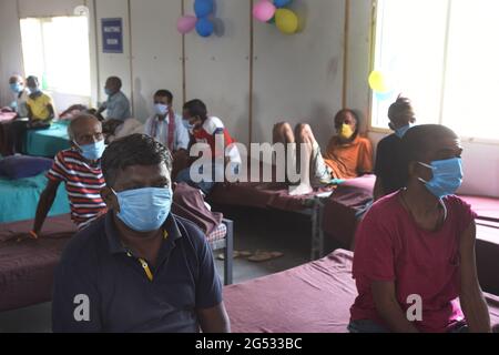 New Delhi, Inde. 25 juin 2021. Les détenus d'une maison d'hébergement attendent avant de s'inscrire pour une campagne gratuite de vaccination des sans-abri lancée par le gouvernement de Delhi dans un camp de la zone de remblai de la rivière Yamuna à New Delhi, Inde, le vendredi 24 juin 2021. Photo de Sondeep Shankar/ Pacific Press (photo de Sondeep Shankar/Pacific Press) Credit: Pacific Press Media production Corp./Alay Live News Banque D'Images