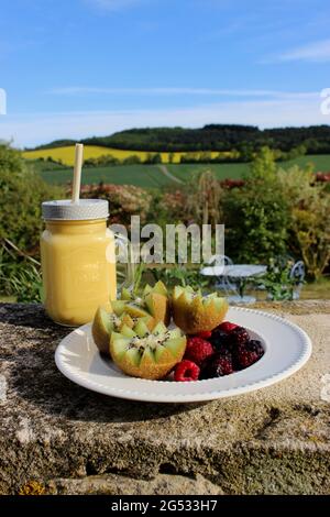 En-cas sain avec fruits et smoothie Banque D'Images