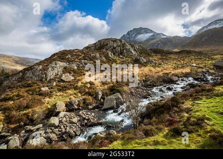 Un ruisseau qui coule de Llyn Idwal avec la montagne Tryfan en arrière-plan, parc national de Snowdonia, au nord du pays de Galles Banque D'Images