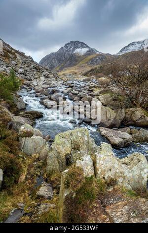 Un ruisseau de montagne avec Tryfan en arrière-plan, parc national de Snowdonia, au nord du pays de Galles Banque D'Images