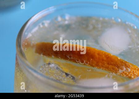 Instructions étape par étape pour la préparation de la limonade. Étape 3. Limonade fraîche prête à l'emploi avec glace à l'eau et fruits vue rapprochée d'en haut sur fond bleu. Banque D'Images