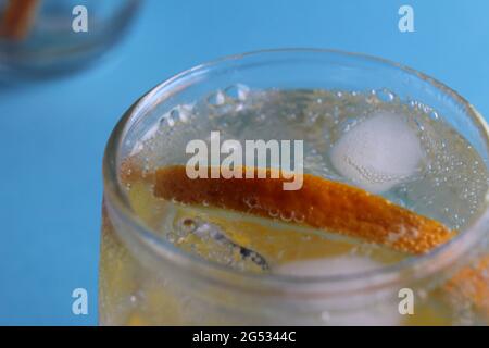 Instructions étape par étape pour la préparation de la limonade. Étape 3. Limonade fraîche prête à l'emploi avec glace à l'eau et fruits vue rapprochée d'en haut sur fond bleu. Banque D'Images