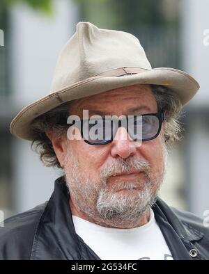 Hagen, Allemagne. 25 juin 2021. L'artiste AMÉRICAIN Julian Schnabel représente une photo en face du Musée Osthaus Hagen. Intitulé « deux tchécoslovaques marchent dans un bar », treize œuvres de grande envergure seront présentées de 26.06 à 15.08.2021, réalisées ensemble en 2015 lors d'une visite de Schnabel au studio berlinois de l'artiste Dokoupils. Parallèlement, des tirages de l'artiste de New York Schnabel de la fin des années 1970 seront en vue jusqu'en 2021. Crédit : Roland Weihrauch/dpa/Alay Live News Banque D'Images