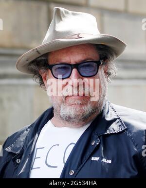 Hagen, Allemagne. 25 juin 2021. L'artiste AMÉRICAIN Julian Schnabel représente une photo en face du Musée Osthaus Hagen. Intitulé « deux tchécoslovaques marchent dans un bar », treize œuvres de grande envergure seront présentées de 26.06 à 15.08.2021, réalisées ensemble en 2015 lors d'une visite de Schnabel au studio berlinois de l'artiste Dokoupils. Parallèlement, des tirages de l'artiste de New York Schnabel de la fin des années 1970 seront en vue jusqu'en 2021. Crédit : Roland Weihrauch/dpa/Alay Live News Banque D'Images