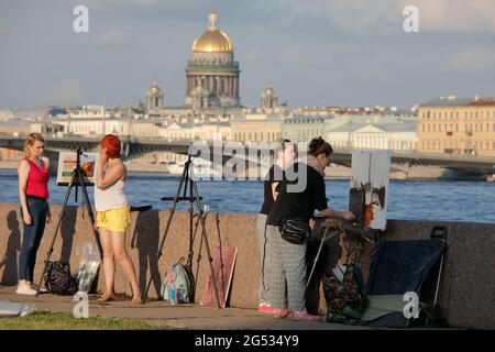 Peintres au remblai de la rivière Neva à Saint-Pétersbourg, Russie Banque D'Images