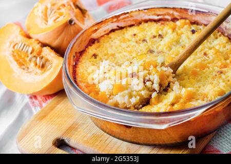 Bouillie de riz et de millet doux cuit au four avec citrouille et raisins secs dans une poêle en verre Banque D'Images