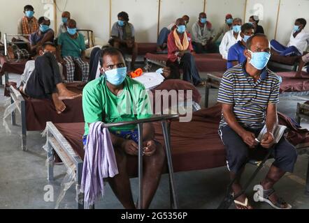 New Delhi, Inde. 25 juin 2021. Les sans-abri attendent d'être vaccinés avec le vaccin Covishield au refuge pour sans-abri Yamuna Pushta près du terrain de crémation de Nigambodh Ghat. L'Inde a signalé 40 cas de variante Delta plus, également connue sous le nom d'AY.1, dans le Maharashtra, le Kerala et le Madhya Pradesh. Cette variante a également été observée dans neuf autres pays du monde avec 205 infections détectées en Europe, en Amérique et en Asie. Crédit : SOPA Images Limited/Alamy Live News Banque D'Images