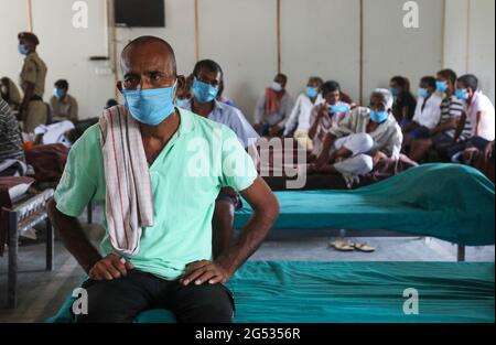 New Delhi, Inde. 25 juin 2021. Un sans-abri attend d'être vacciné avec une dose de vaccin Covishield à l'abri pour sans-abri, Yamuna Pushta près du terrain de crémation de Nigambodh Ghat. L'Inde a signalé 40 cas de variante Delta plus, également connue sous le nom d'AY.1, dans le Maharashtra, le Kerala et le Madhya Pradesh. Cette variante a également été observée dans neuf autres pays du monde avec 205 infections détectées en Europe, en Amérique et en Asie. Crédit : SOPA Images Limited/Alamy Live News Banque D'Images