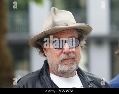 Hagen, Allemagne. 25 juin 2021. L'artiste AMÉRICAIN Julian Schnabel représente une photo en face du Musée Osthaus Hagen. Intitulé « deux tchécoslovaques marchent dans un bar », treize œuvres de grande envergure seront présentées de 26.06 à 15.08.2021, réalisées ensemble en 2015 lors d'une visite de Schnabel au studio berlinois de l'artiste Dokoupils. Parallèlement, des tirages de l'artiste de New York Schnabel de la fin des années 1970 seront en vue jusqu'en 2021. Crédit : Roland Weihrauch/dpa/Alay Live News Banque D'Images