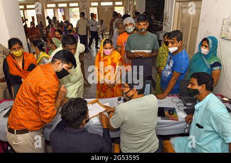 Beawar, Rajasthan, Inde, 24 juin 2021 : les agents de santé prennent les détails des résidents pour Covishield (vaccin COVID-19) lors d'une méga campagne de vaccination dans un centre de vaccination de Beawar. Variante Delta plus du coronavirus détecté dans environ 80 pays dont l'Inde, les États-Unis, le Royaume-Uni, le Portugal, la Suisse, Japon, Népal, Pologne, Chine et Russie. Bien que toutes les exportations aient été stoppées en avril et qu’elles aient bénéficié d’une énorme industrie de production de vaccins, l’Inde n’a couvert que 4 % de sa population, la plaçant loin derrière la majeure partie de l’Occident et de la Chine, qui déploie environ 20 millions de doses par jour. Photo: Sumit Saraswat Banque D'Images