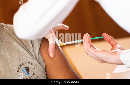 Hambourg, Allemagne. 25 juin 2021. Un marin est vacciné contre le coronavirus au Duckdalben Seamen's Club. Les gens de mer peuvent se faire vacciner contre le coronavirus par le Service médical du port le 25.06.2021 au Club des marins Duckdalben pendant la journée des gens de mer. Credit: Daniel Reinhardt/dpa/Alay Live News Banque D'Images