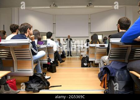 Étudiants qui suivent une leçon d'économie de Tim Harford à l'université Bocconi de Milan, Italie. Banque D'Images