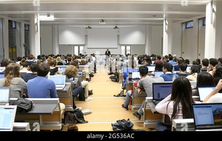 Étudiants qui suivent une leçon d'économie de Tim Harford à l'université Bocconi de Milan, Italie. Banque D'Images