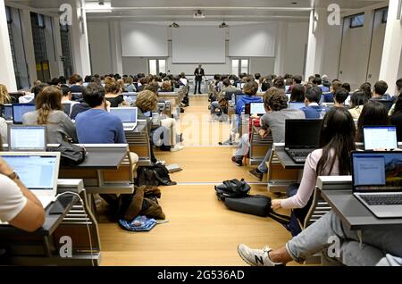 Étudiants qui suivent une leçon d'économie de Tim Harford à l'université Bocconi de Milan, Italie. Banque D'Images