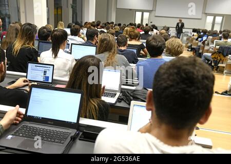 Étudiants qui suivent une leçon d'économie de Tim Harford à l'université Bocconi de Milan, Italie. Banque D'Images