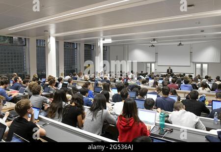 Étudiants qui suivent une leçon d'économie de Tim Harford à l'université Bocconi de Milan, Italie. Banque D'Images