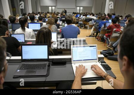 Étudiants qui suivent une leçon d'économie de Tim Harford à l'université Bocconi de Milan, Italie. Banque D'Images