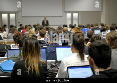 Étudiants qui suivent une leçon d'économie de Tim Harford à l'université Bocconi de Milan, Italie. Banque D'Images