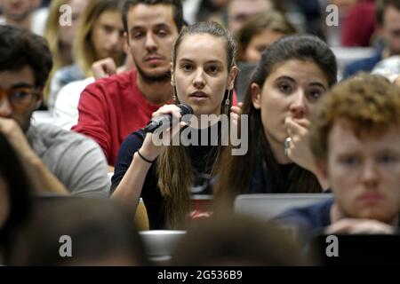 Étudiants qui suivent une leçon d'économie de Tim Harford à l'université Bocconi de Milan, Italie. Banque D'Images