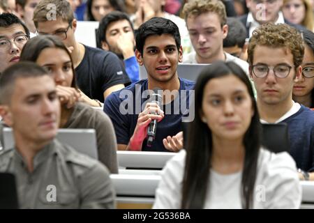 Étudiants qui suivent une leçon d'économie de Tim Harford à l'université Bocconi de Milan, Italie. Banque D'Images