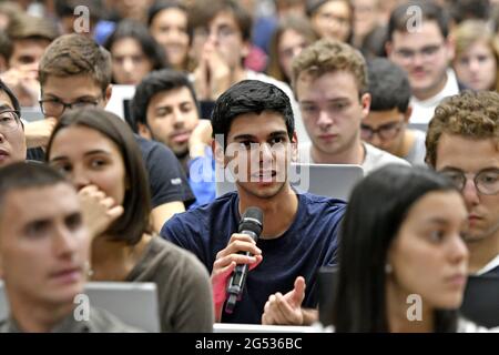 Étudiants qui suivent une leçon d'économie de Tim Harford à l'université Bocconi de Milan, Italie. Banque D'Images