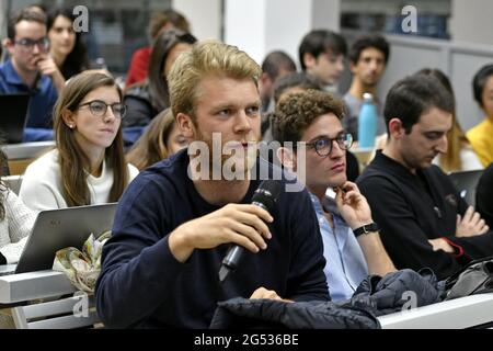 Étudiants qui suivent une leçon d'économie de Tim Harford à l'université Bocconi de Milan, Italie. Banque D'Images