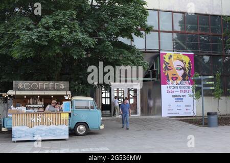 Exposition d'Andy Warhol et d'art russe dans un espace culturel, d'affaires et de divertissement du port de Sevkabel sur l'île de Vasilievsky à Saint-Pétersbourg, en Russie Banque D'Images