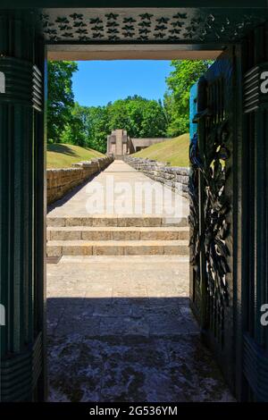 Entrée principale de la tranchée de la première Guerre mondiale des baïonnettes à Douaumont (Meuse), France Banque D'Images