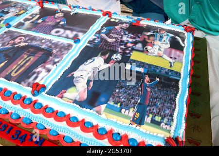 Kolkata, Inde. 24 juin 2021. Les fans indiens d'Argentine et de Lionel Messi célèbrent son 34e anniversaire dans un appartement de trois étages peint en bleu et blanc par le vendeur indien de thé Shib Shankar Patra à Kolkata, en Inde, le 24 juin 2021. (Photo de Dipa Chakraborty/Pacific Press/Sipa USA) crédit: SIPA USA/Alay Live News Banque D'Images