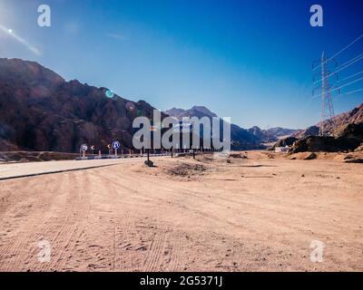 Montagnes et route dans le désert près de Dahab Banque D'Images