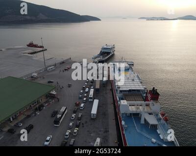 Vue aérienne voitures camions attendant d'être chargés dans des navires de ferry à quai dans le port de la ville d'igoumenitsa pour voyager dans l'île de corfou en grèce Banque D'Images