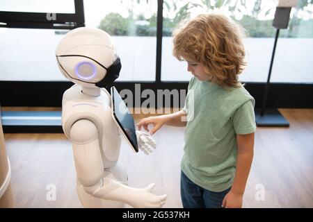 smart boy kid communique avec la technologie d'assistant robot pour l'éducation moderne, l'automatisation Banque D'Images